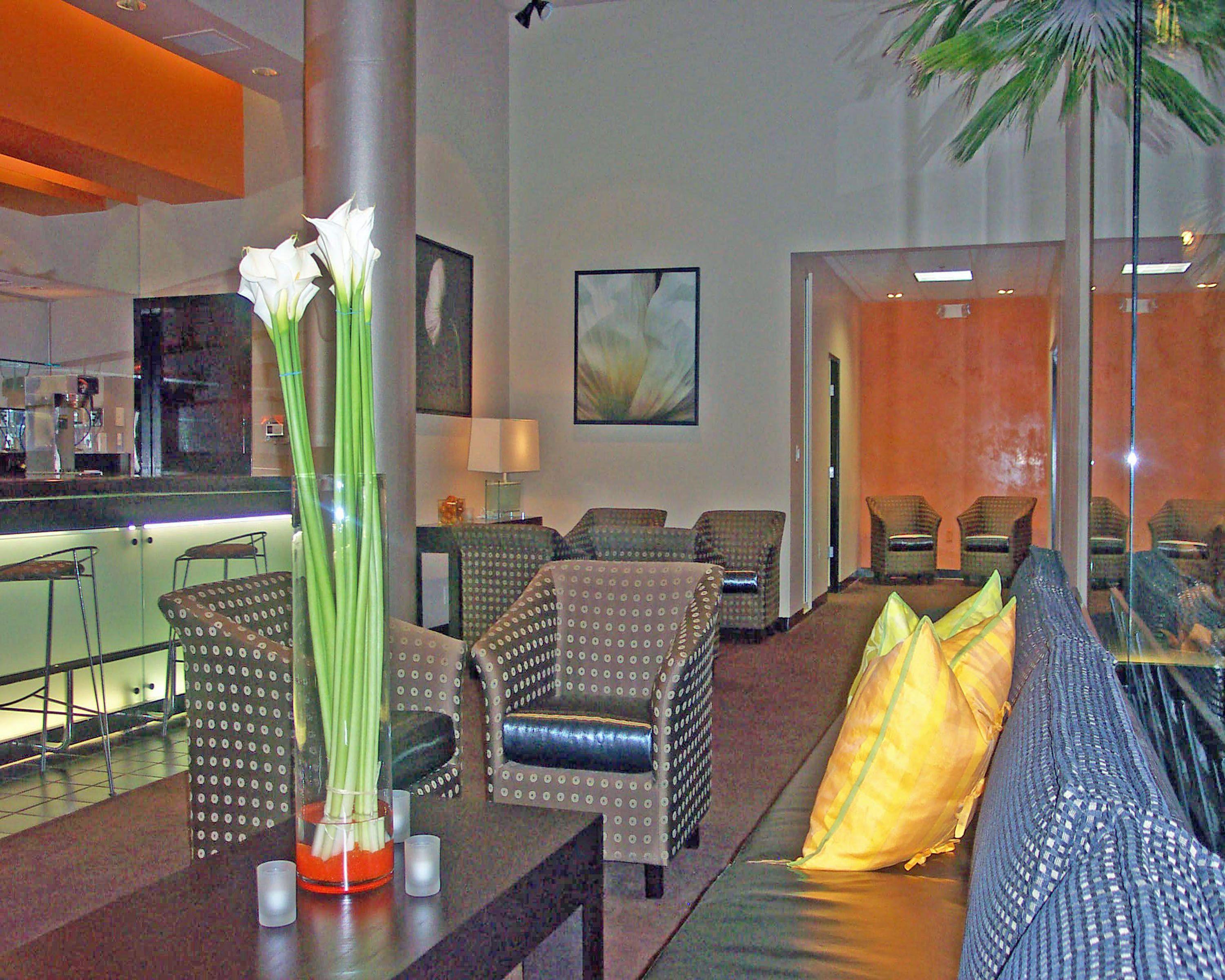 Ramada Plaza By Wyndham West Hollywood Hotel & Suites — Photos 1